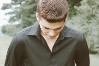 découvrez notre collection de chemises avec bouton sous tension, conçues pour un ajustement parfait et un style élégant en toute occasion.