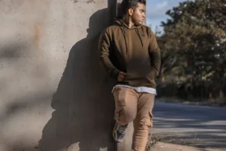 découvrez comment styliser des pantalons cargo slim pour un look moderne et tendance, alliant confort et élégance au quotidien.