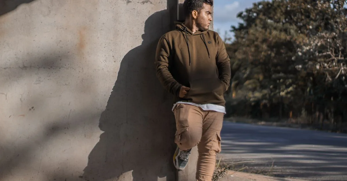 découvrez comment styliser des pantalons cargo slim pour un look moderne et tendance, alliant confort et élégance au quotidien.