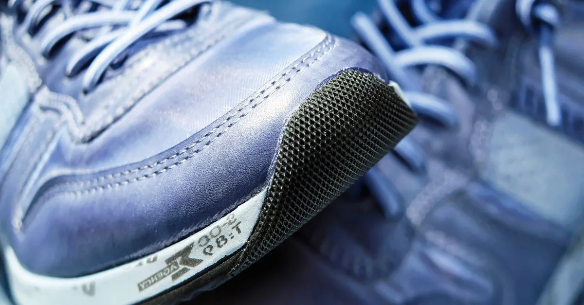 découvrez comment éviter et réparer la déformation du talon de vos sneakers pour préserver leur confort et leur style.