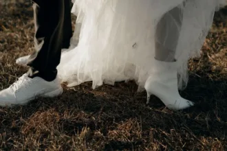 découvrez les causes courantes de la déformation du talon de vos sneakers et apprenez comment préserver leur forme et leur confort au quotidien.