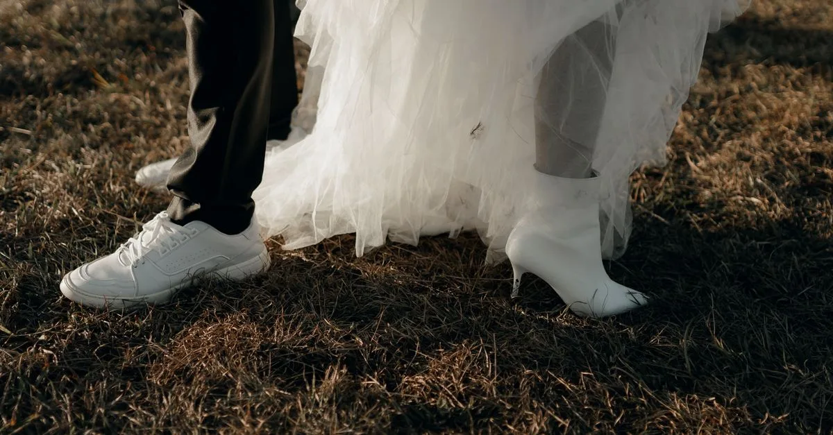 découvrez les causes courantes de la déformation du talon de vos sneakers et apprenez comment préserver leur forme et leur confort au quotidien.