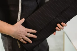 service de confection de vestes de costume sur mesure alliant élégance et ajustement parfait pour un style impeccable.
