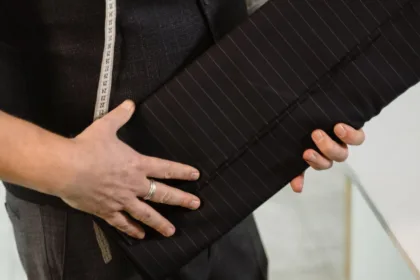 service de confection de vestes de costume sur mesure alliant élégance et ajustement parfait pour un style impeccable.