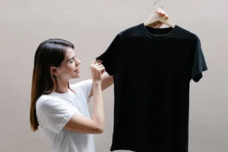 découvrez comment choisir un t-shirt dont le col est durable et résistant pour un confort et une tenue longue durée.