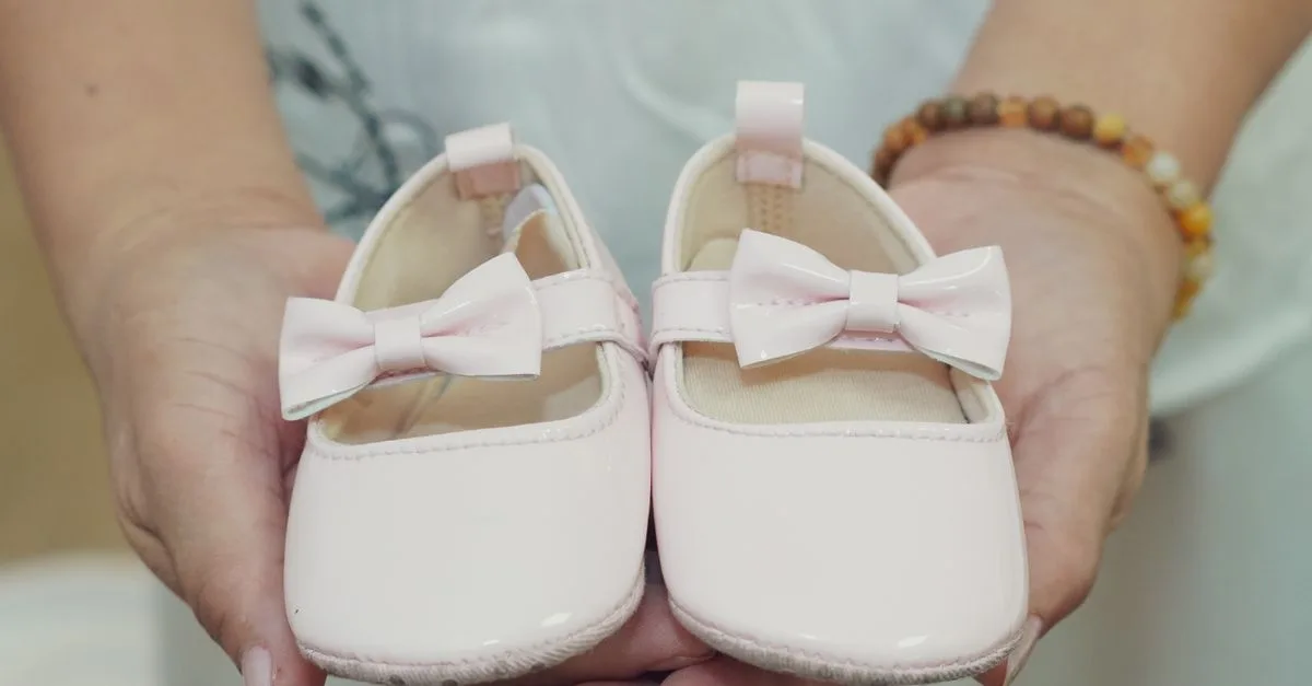 découvrez notre collection de chaussures pour bébé, alliant confort et style pour les premiers pas de votre enfant.