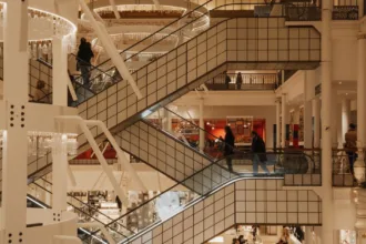 découvrez le plus grand centre commercial de france, un lieu incontournable pour le shopping, la restauration et les loisirs, offrant une expérience unique et complète.