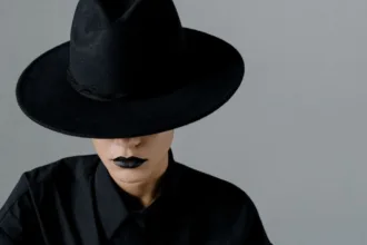 découvrez le style monochrome : une élégance minimaliste en associant des teintes similaires pour un look harmonieux et sophistiqué.