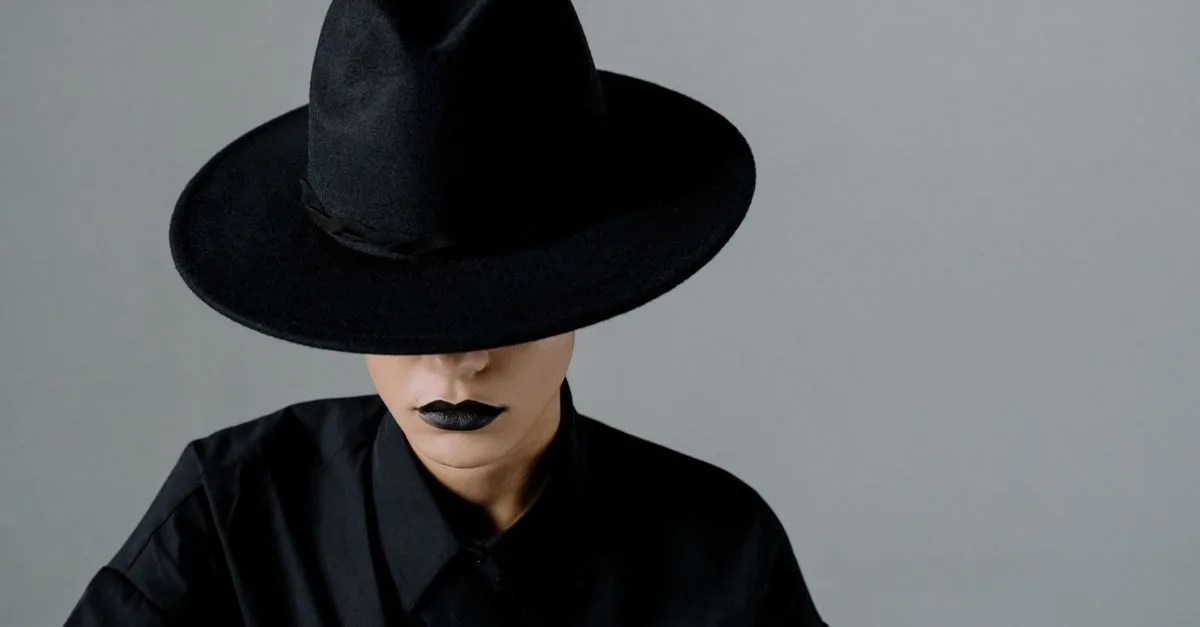 découvrez le style monochrome : une élégance minimaliste en associant des teintes similaires pour un look harmonieux et sophistiqué.