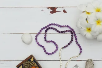 découvrez la signification spirituelle du collier emmêlé, symbole de connexion, de transformation et d'énergies entrelacées.