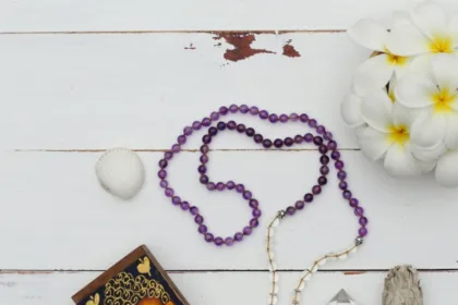 découvrez la signification spirituelle du collier emmêlé, symbole de connexion, de transformation et d'énergies entrelacées.