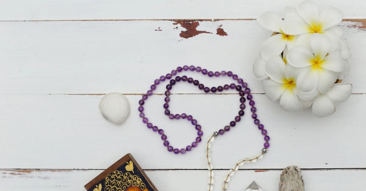 découvrez la signification spirituelle du collier emmêlé, symbole de connexion, de transformation et d'énergies entrelacées.
