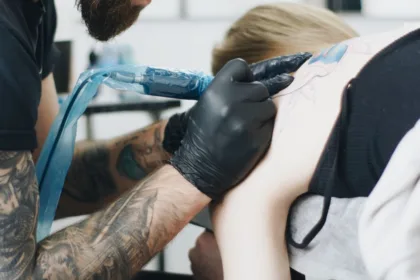 estimation des prix pour vos tatouages : découvrez les coûts moyens selon la taille, le style et la complexité de votre projet.