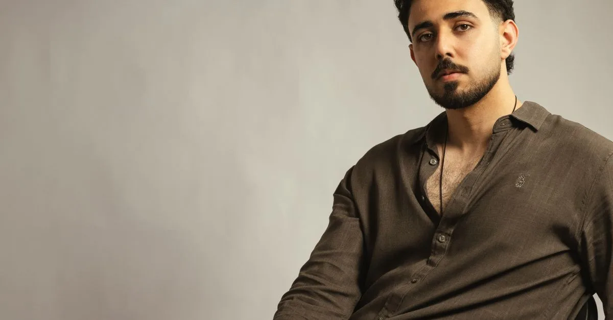 découvrez comment éliminer efficacement les plis et rides sous la poitrine causés par votre chemise pour un look toujours impeccable.