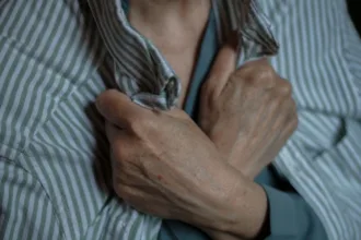 découvrez comment éliminer les plis sous votre chemise pour un look net et impeccable toute la journée.