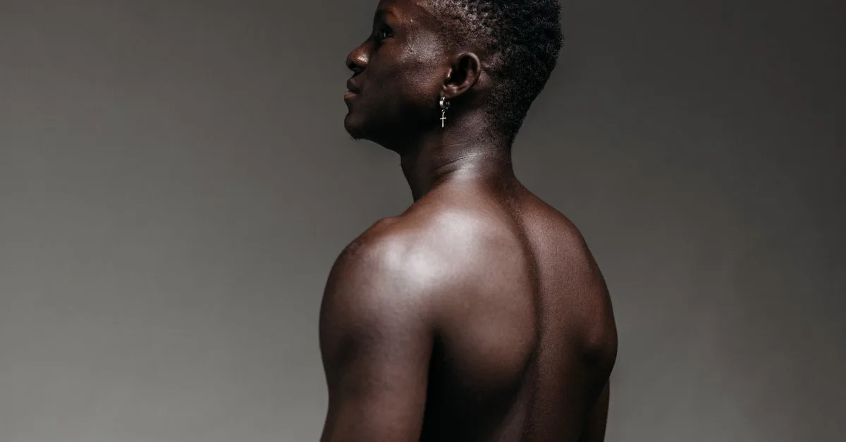 découvrez le concept de la néo-masculinité, une approche moderne et inclusive de la masculinité qui valorise l'émotion, la diversité et l'égalité.