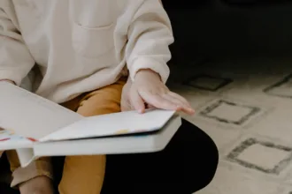 découvrez les clés de l'alphabétisation précoce pour favoriser le développement des compétences en lecture et écriture chez les jeunes enfants.
