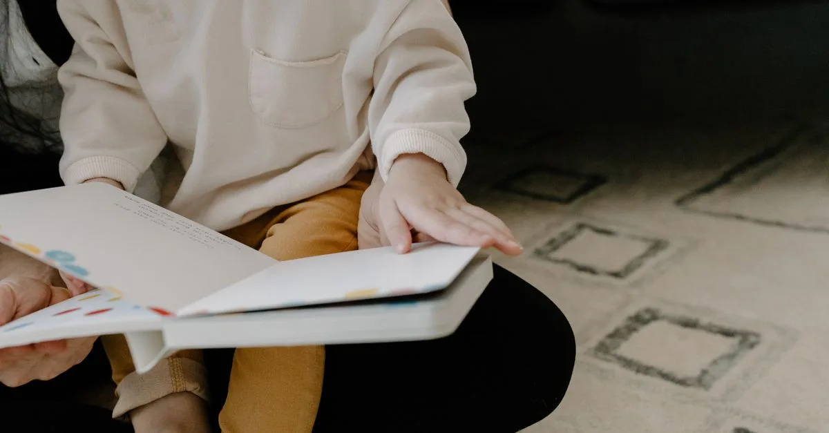 découvrez les clés de l'alphabétisation précoce pour favoriser le développement des compétences en lecture et écriture chez les jeunes enfants.