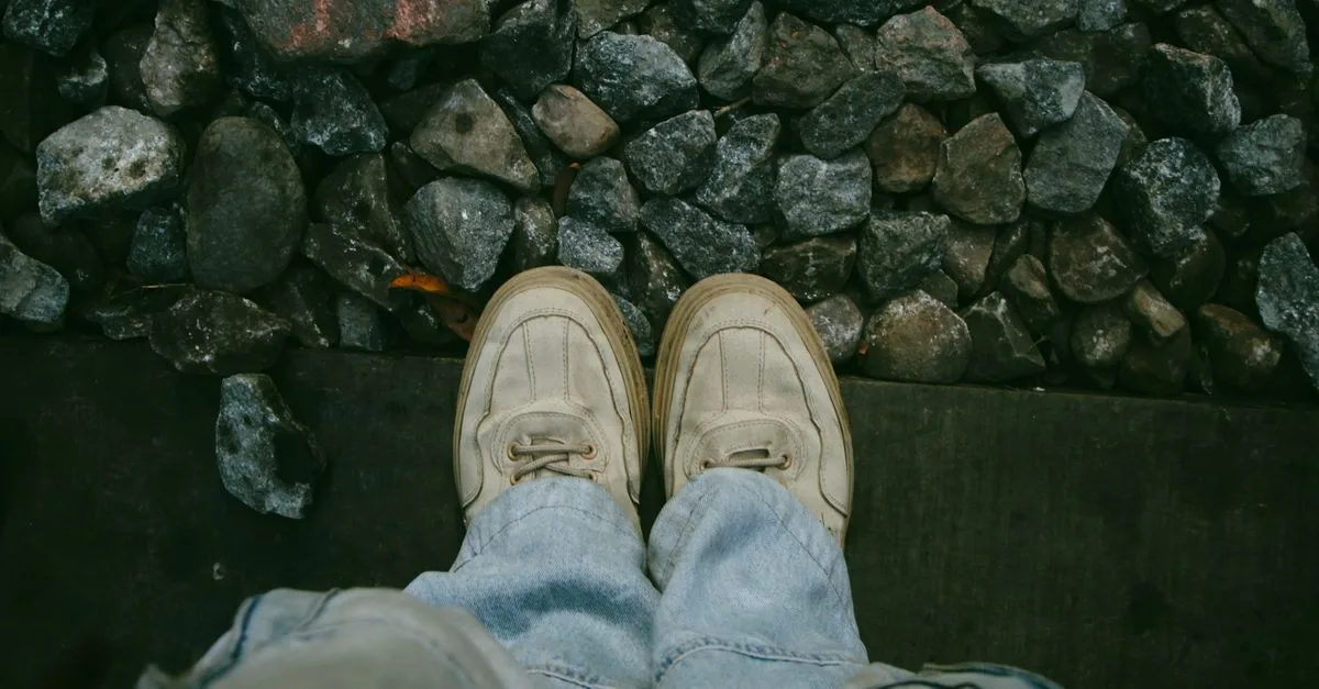 découvrez comment porter des sneakers beiges pour homme et composez des tenues élégantes, décontractées et faciles à assortir au quotidien.