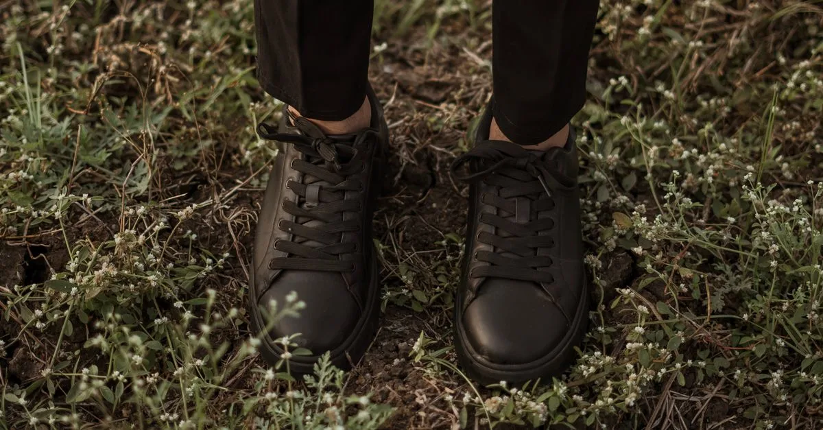 découvrez comment nettoyer vos sneakers blanches en cuir et leur redonner éclat et fraîcheur sans abîmer la matière.