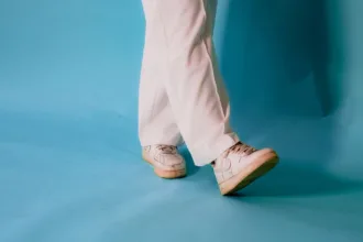 découvrez comment nettoyer des baskets blanches en cuir sans les abîmer : conseils pratiques pour éliminer les taches et leur redonner tout leur éclat.