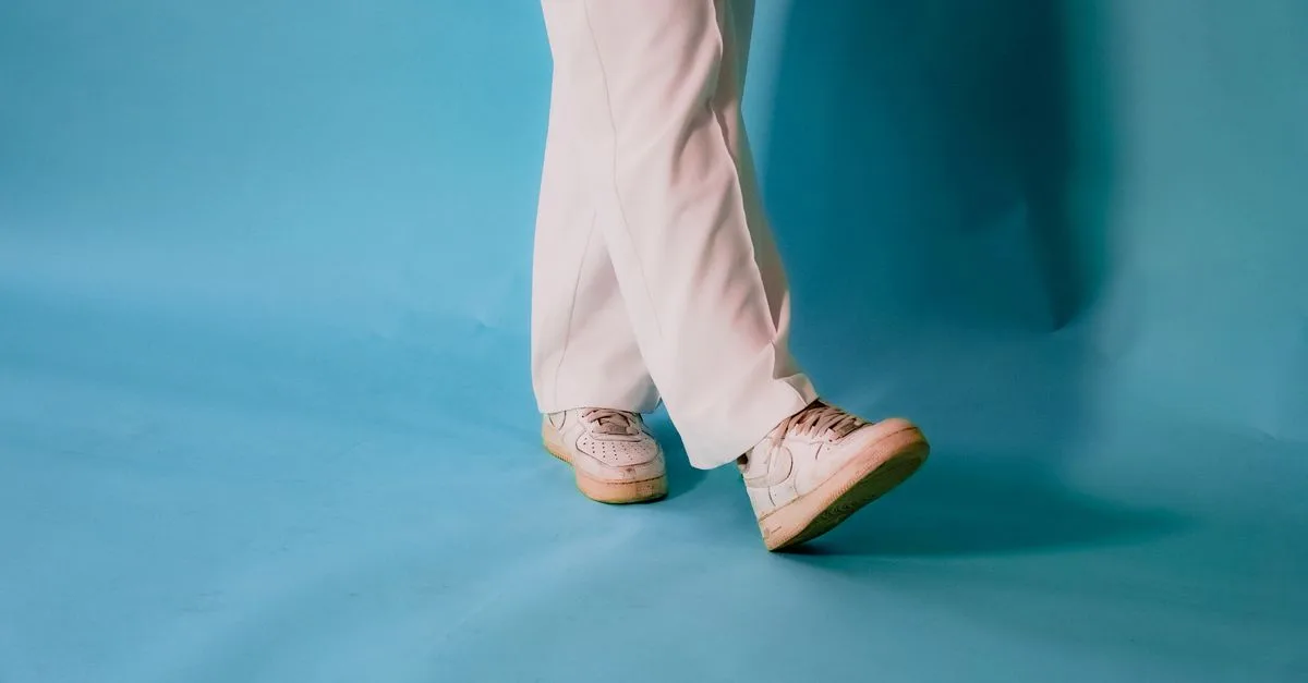 découvrez comment nettoyer des baskets blanches en cuir sans les abîmer : conseils pratiques pour éliminer les taches et leur redonner tout leur éclat.
