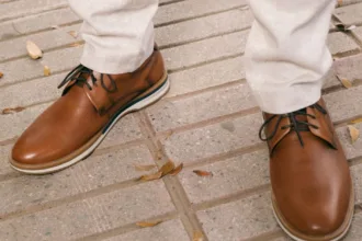 découvrez comment associer des chaussures bateau pour homme avec un pantalon en lin pour composer une tenue estivale élégante, confortable et décontractée.