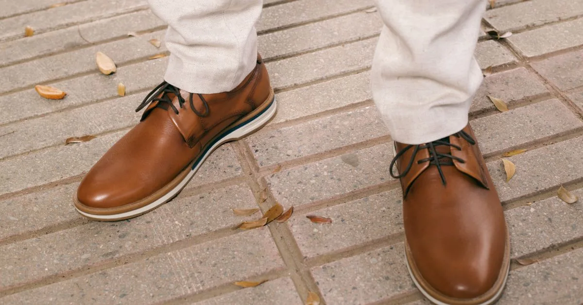 découvrez comment associer des chaussures bateau pour homme avec un pantalon en lin pour composer une tenue estivale élégante, confortable et décontractée.