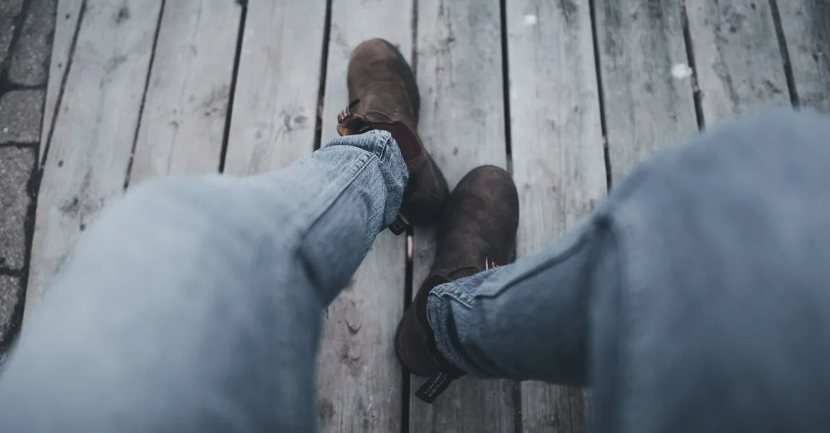 découvrez comment associer des bottines chukka pour homme à un jean droit pour créer une tenue élégante, décontractée et facile à porter au quotidien.