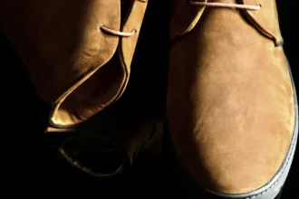 découvrez comment associer des bottines chukka pour homme à un jean droit pour créer une tenue décontractée, élégante et facile à porter.