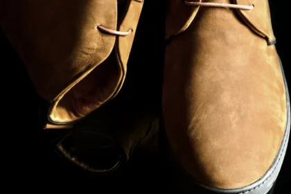 découvrez comment associer des bottines chukka pour homme à un jean droit pour créer une tenue décontractée, élégante et facile à porter.