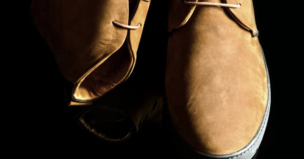 découvrez comment associer des bottines chukka pour homme à un jean droit pour créer une tenue décontractée, élégante et facile à porter.