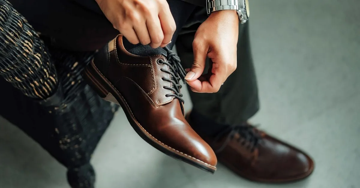 découvrez comment associer des chaussures derby pour homme avec un chino pour créer une tenue élégante, polyvalente et facile à porter.