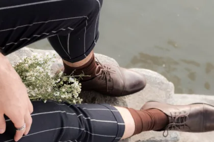 découvrez comment associer des chaussures derby pour homme avec un chino pour créer une tenue élégante, polyvalente et facile à porter.