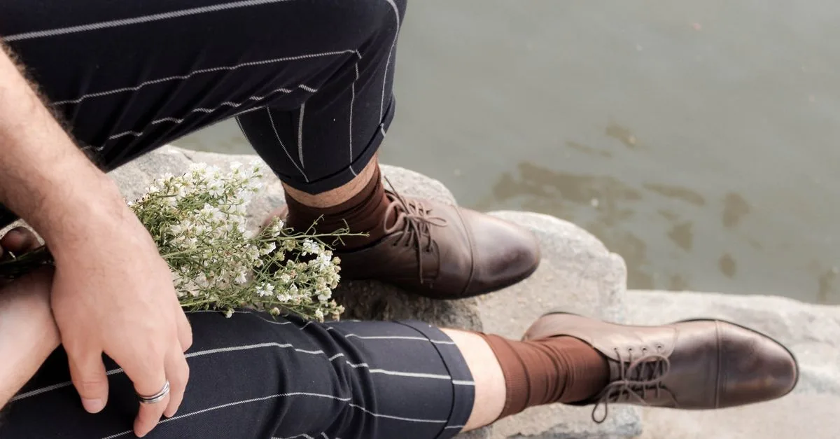 découvrez comment associer des chaussures derby pour homme avec un chino pour créer une tenue élégante, polyvalente et facile à porter.