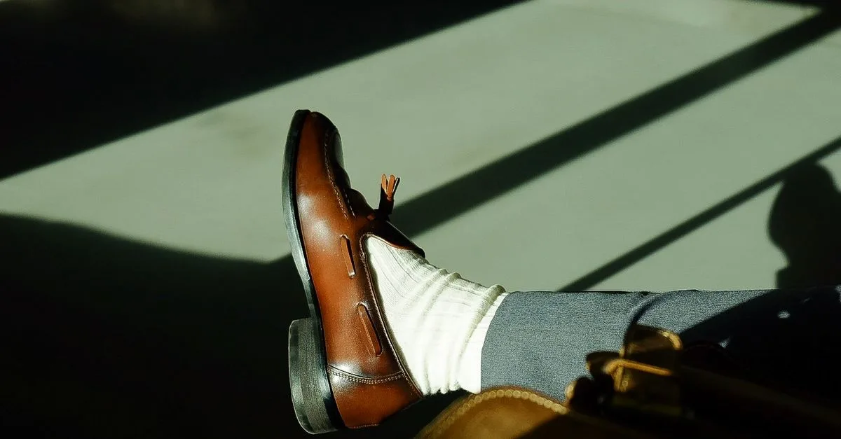 découvrez comment nettoyer, protéger et entretenir vos mocassins en daim pour homme afin de préserver leur élégance et leur durabilité.