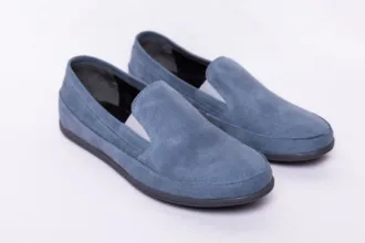 découvrez comment nettoyer, protéger et entretenir vos mocassins en daim pour préserver leur souplesse et leur élégance au quotidien.