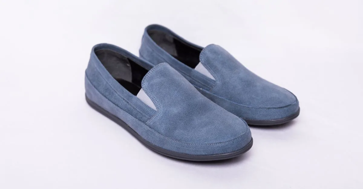 découvrez comment nettoyer, protéger et entretenir vos mocassins en daim pour préserver leur souplesse et leur élégance au quotidien.